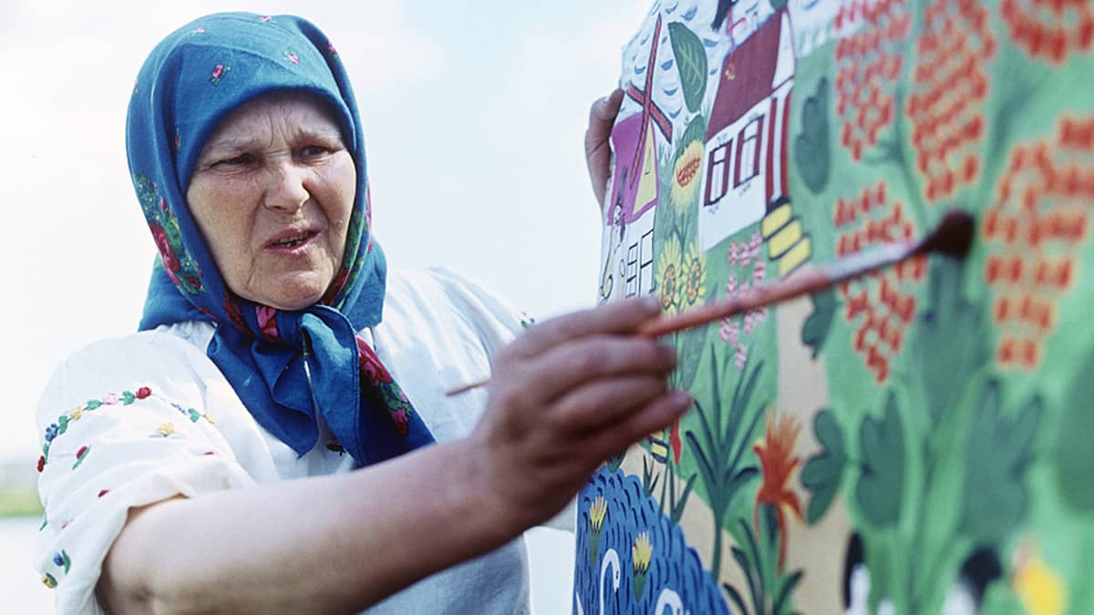 Ukrainalainen taiteilija Maria Primatšenko maalamassa Bolotnjan kylässä vuonna 1967.