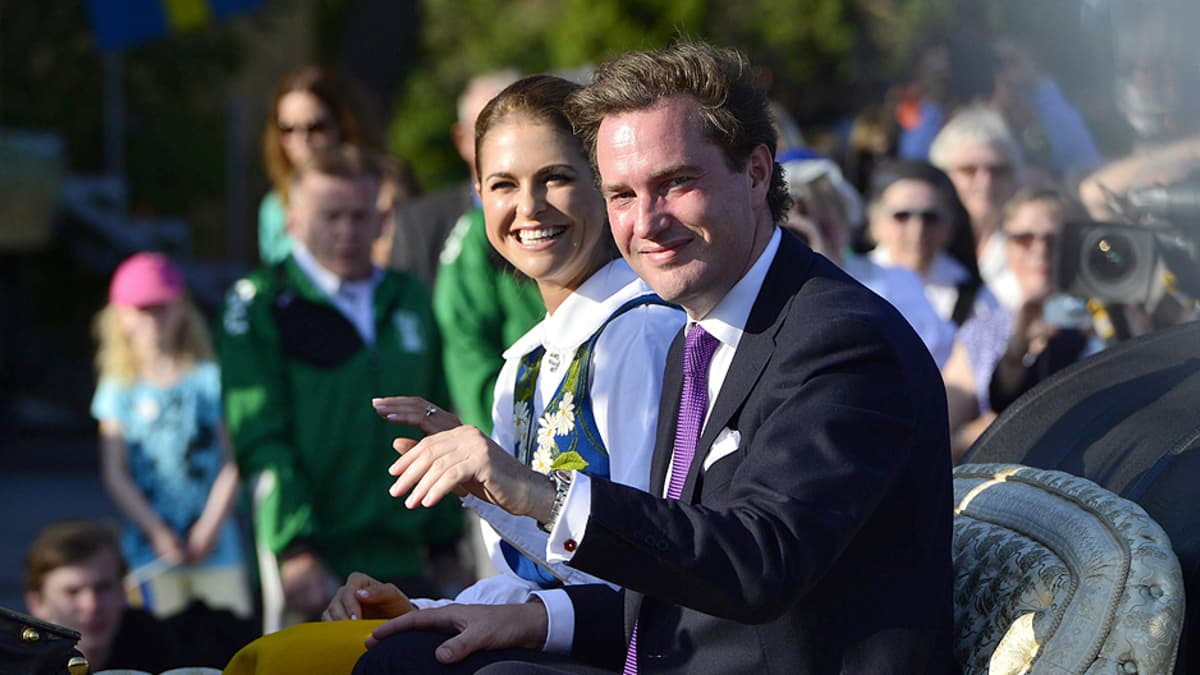 Prinsessa Madeleine ja hänen sulhasensa Chris O'Neill hevosvaunuissa Ruotsin kansallispäivän juhlallisuuksien aikaan.