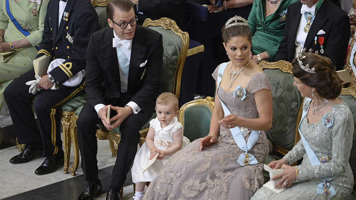 Prinssi Daniel, prinsessa Estelle, kruununprinsessa Victoria ja kuningatar Silvia kuninkaanlinnan kirkossa.
