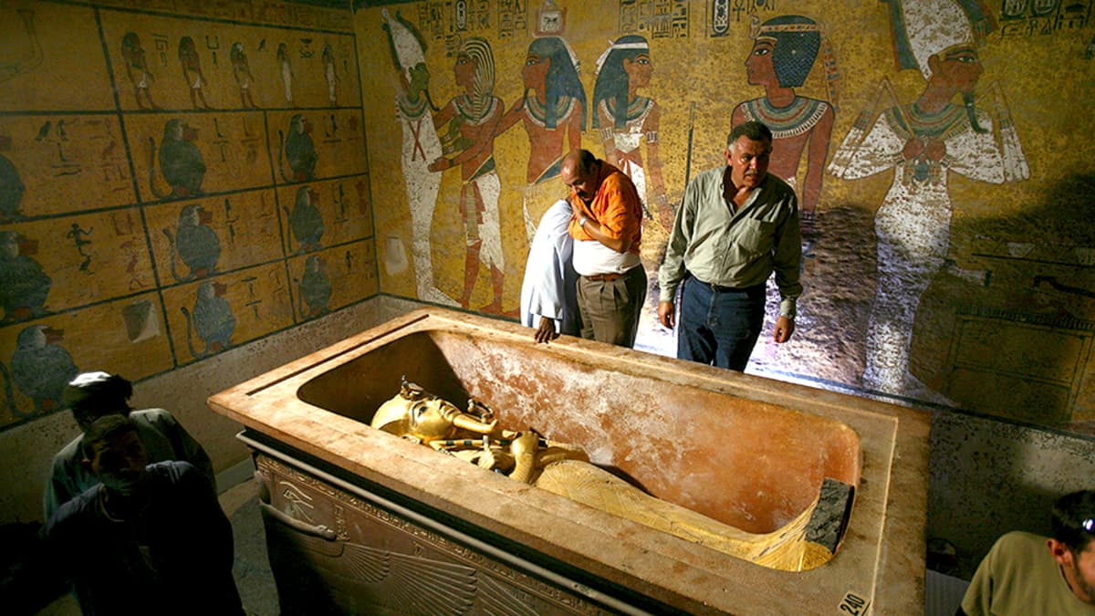 Egyptin antiikkihallinnon virkailijat katselevat faarao Tutankhamonin sarkofagia Egyptin Kuninkaiden laaksossa.