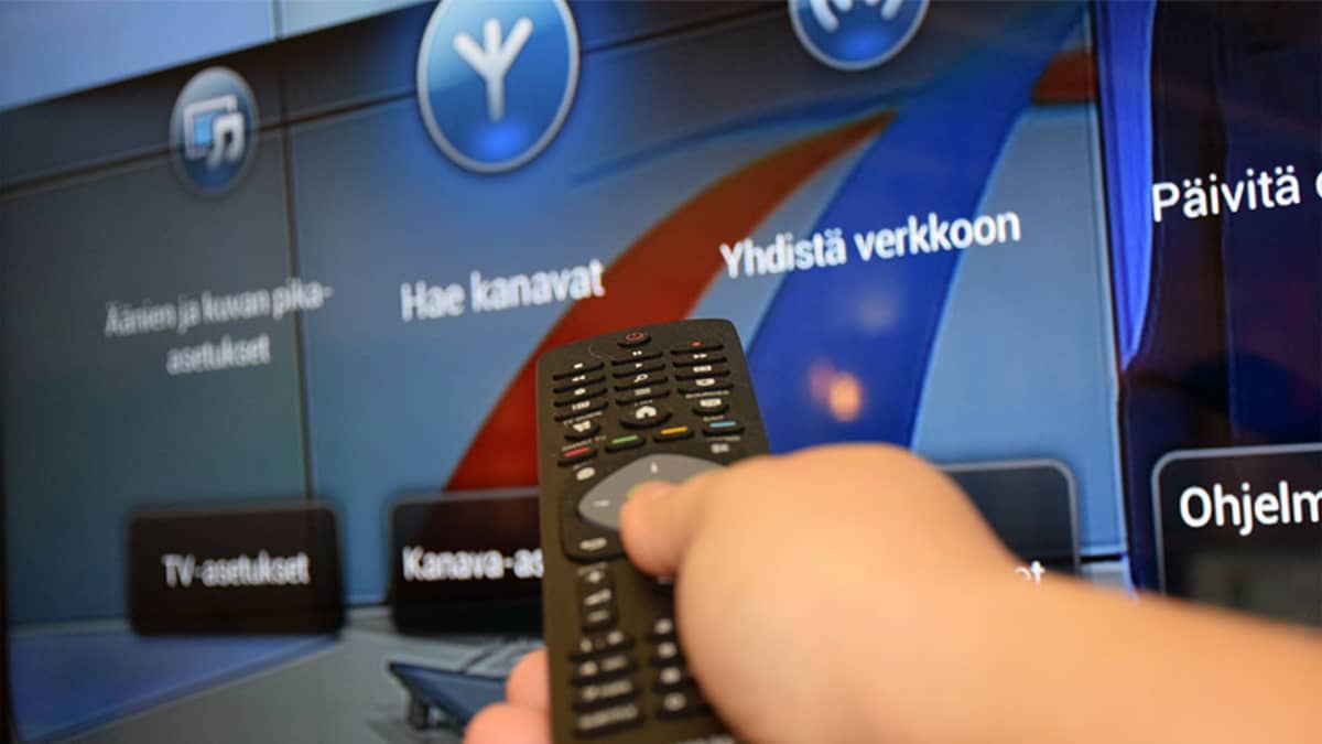 Kaukosäädin kädessä osoittaa televisioon