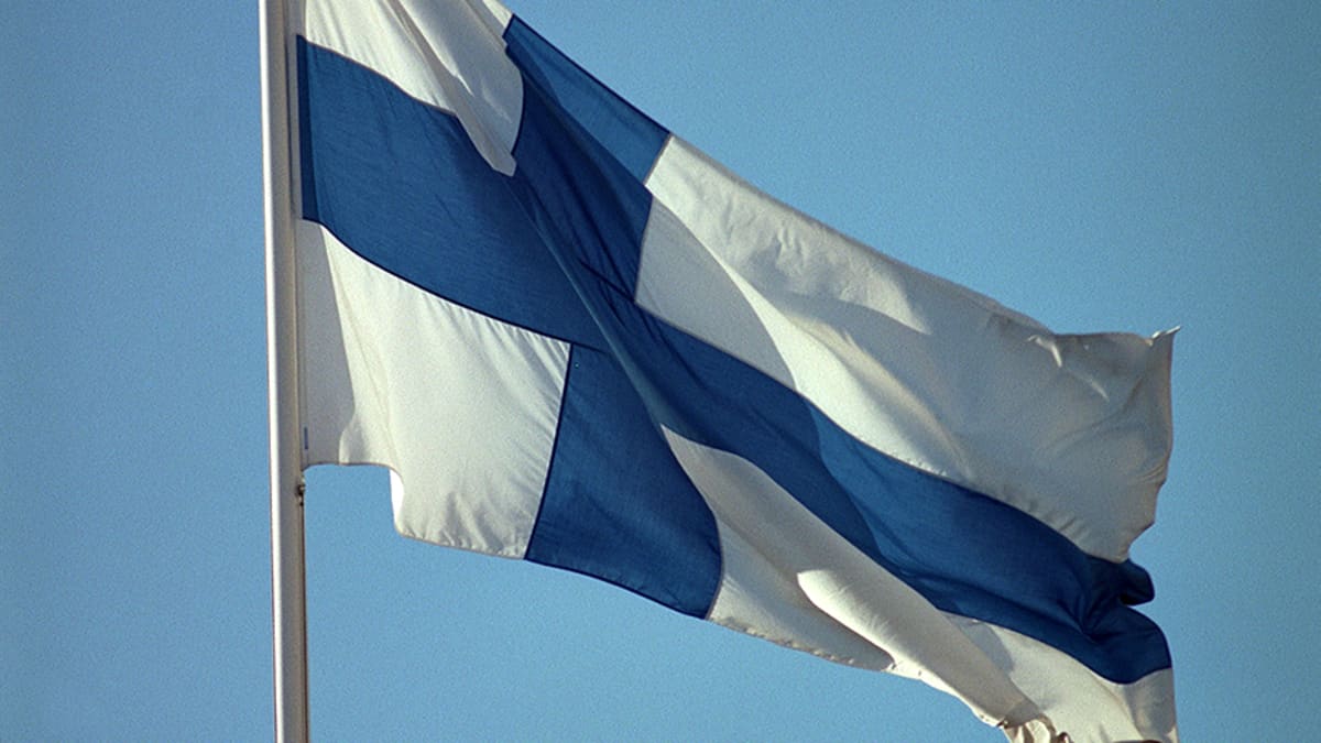 Yritysliput ja isännänviirit alas – liputuspäivänä salossa liehuu vain  kansallislippu | Yle Uutiset