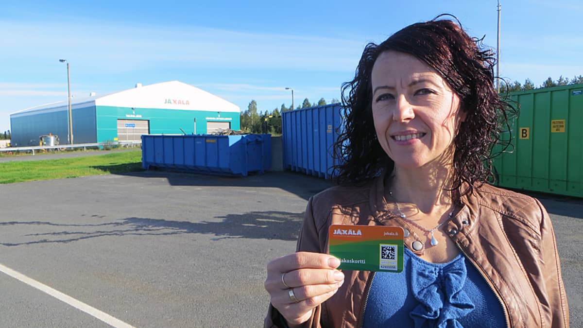 Jätekeskus Jäkälän tiedottaja Satu Keski-Antilan kädessä on uusi asiakaskortti.