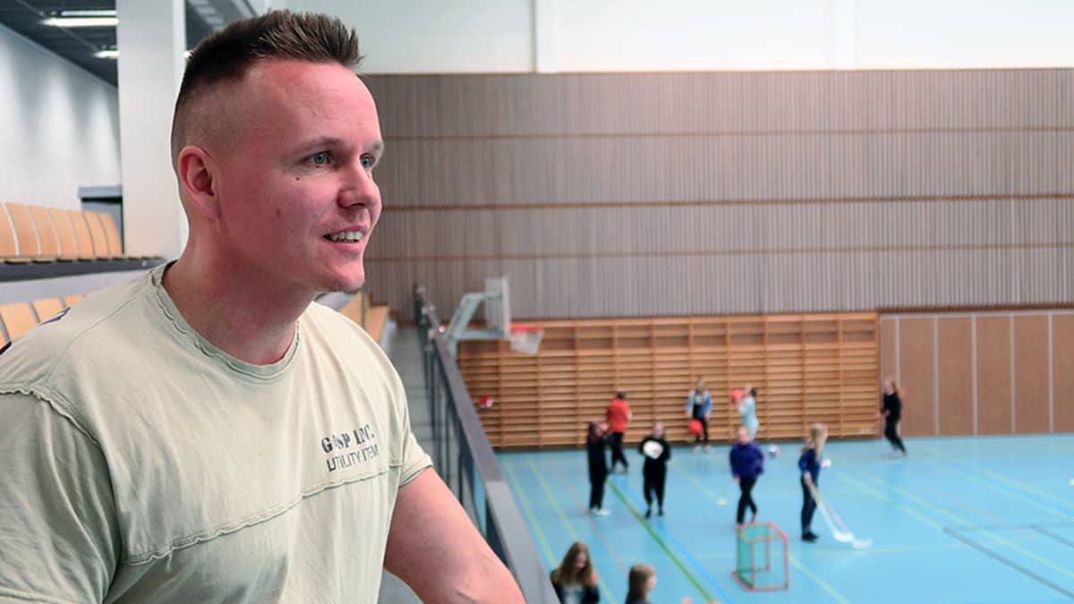 Kalle Manninen Iittalan yhtenäiskoulun liikuntasalissa
