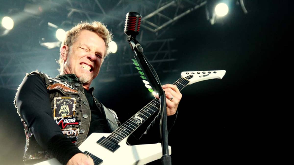 Metallican kitaristi James Hetfield eläytyy.
