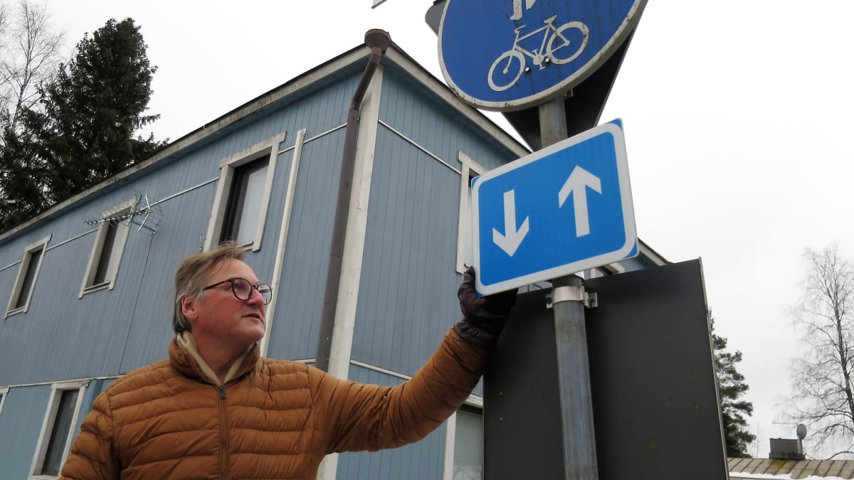 Anssi Karhusen opinnäytetyö osoittautui lottovoitoksi pienelle kunnalle –  nyt vaihtuu yli 300 liikennemerkkiä