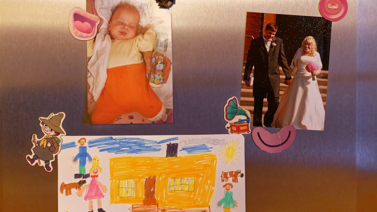 Kummalan perheen kuvat jääkaapin ovessa.
