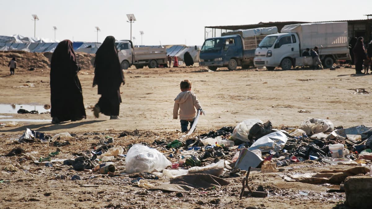 Naisia ja lapsi Al-Holin leirillä.