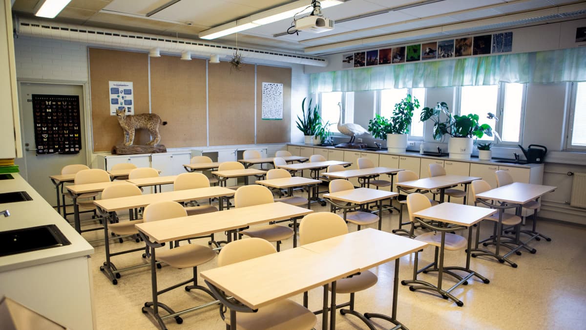 Tyhjä luokkahuone Vesilahden yhtenäiskoulussa.