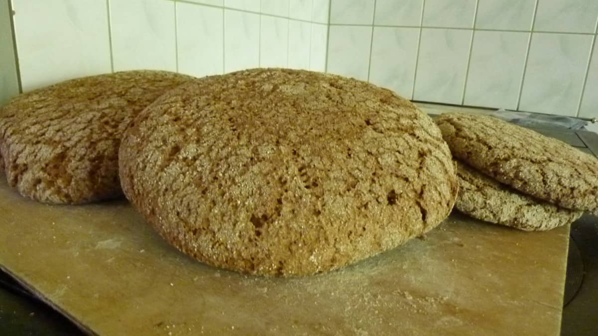 Vanosen kylällä paistuvat makoisat leivät | Yle Uutiset