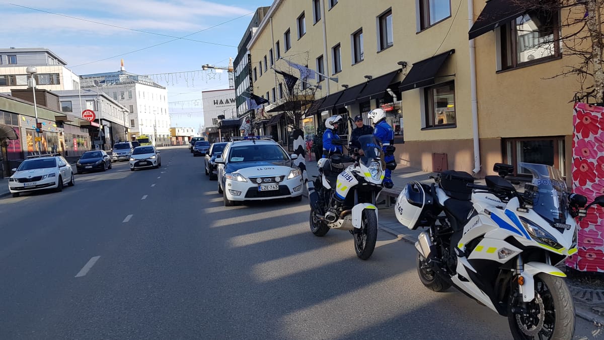 Poliiseja Rovaniemellä arktisen neuvoston ulkoministerikokouksen alla 7. toukokuuta 2019.
