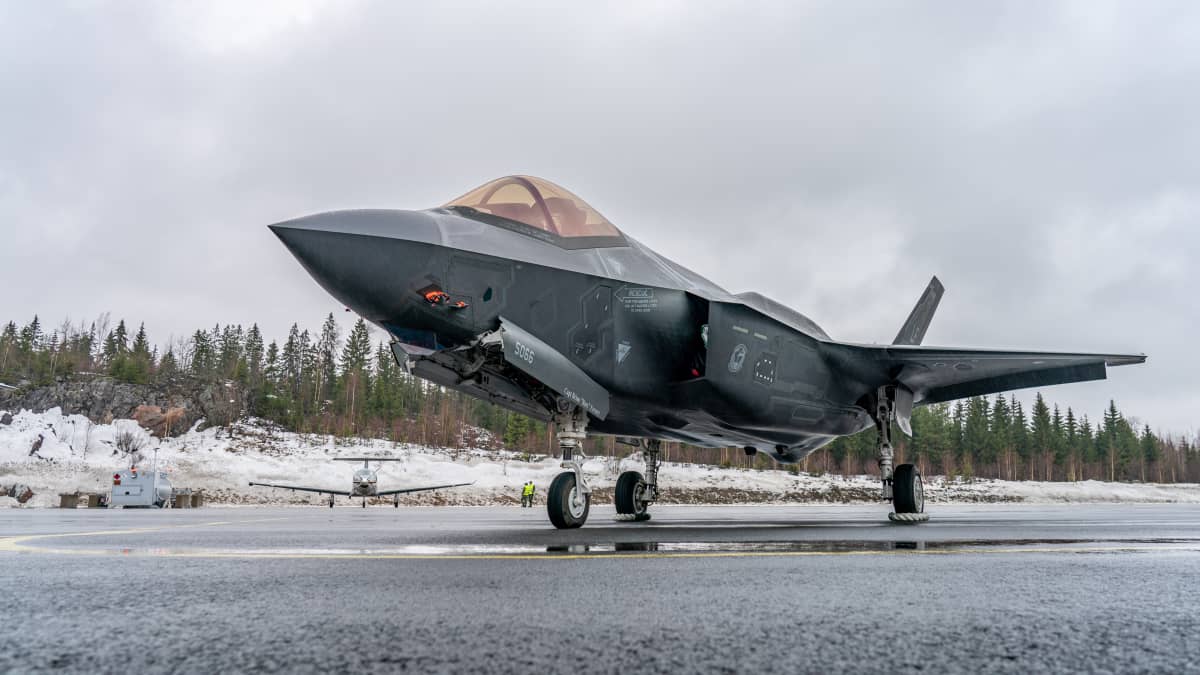 F-35 Lightning II Satakunnan lennoston kentällä Pirkkalassa.