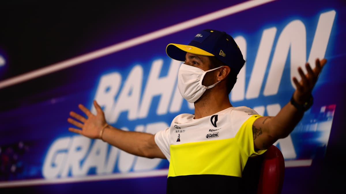 Daniel Ricciardo levittelee käsiään lehdistön edessä. 