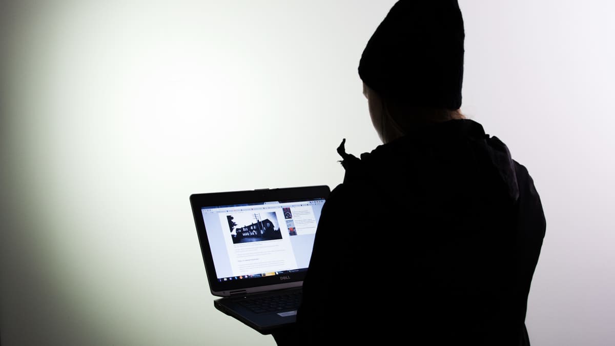 Nuori katselee läppäriä.