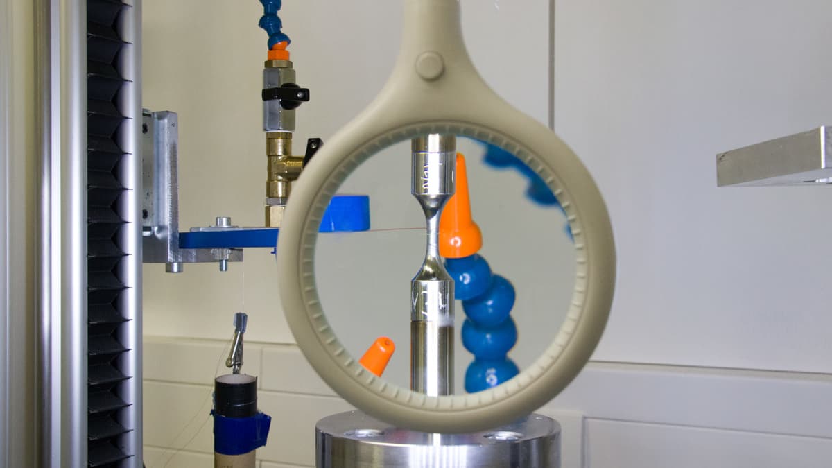 Ultraääniresonanssilaite