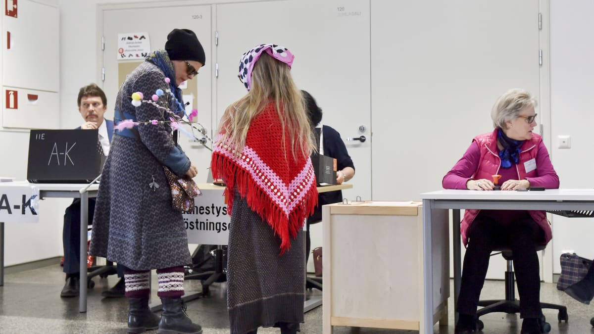 Ihmiset äänestivät eduskuntavaaleissa Helsingin kantakaupungissa sunnuntaina 14. huhtikuuta. 