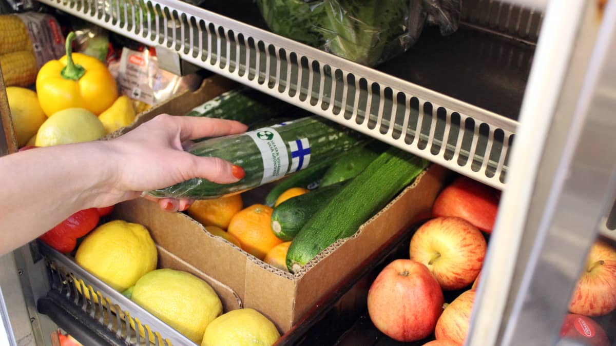 Kauppa-autossa on tarjolla myös tuoreita vihanneksia.