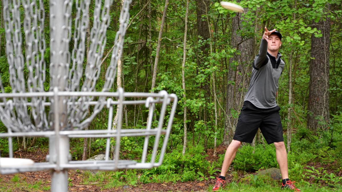 Euroopan paras frisbeegolfaaja selättää vaikean väylän – video | Yle Uutiset