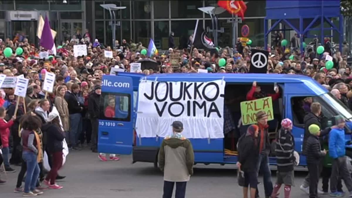 Uutisvideot: Helsingissä julistetaan "Peli poikki"