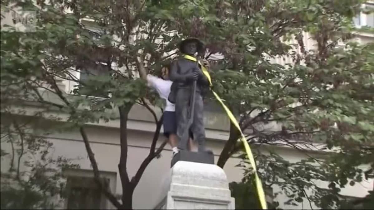 Uutisvideot: Mielenosoittajat kaatoivat etelävaltioiden sotilaan patsaan Pohjois-Carolinassa