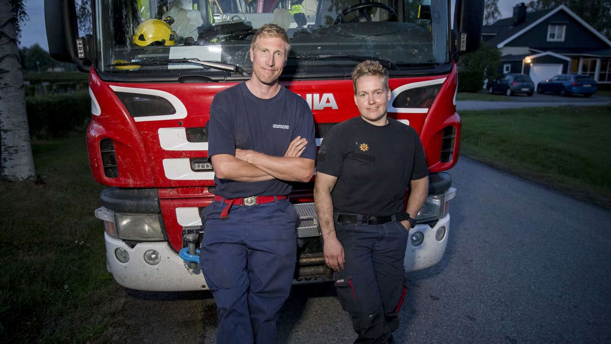Marko Tolonen ja Kerttu Ylimartimo sammuttavat metsäpaloa Ruotsissa