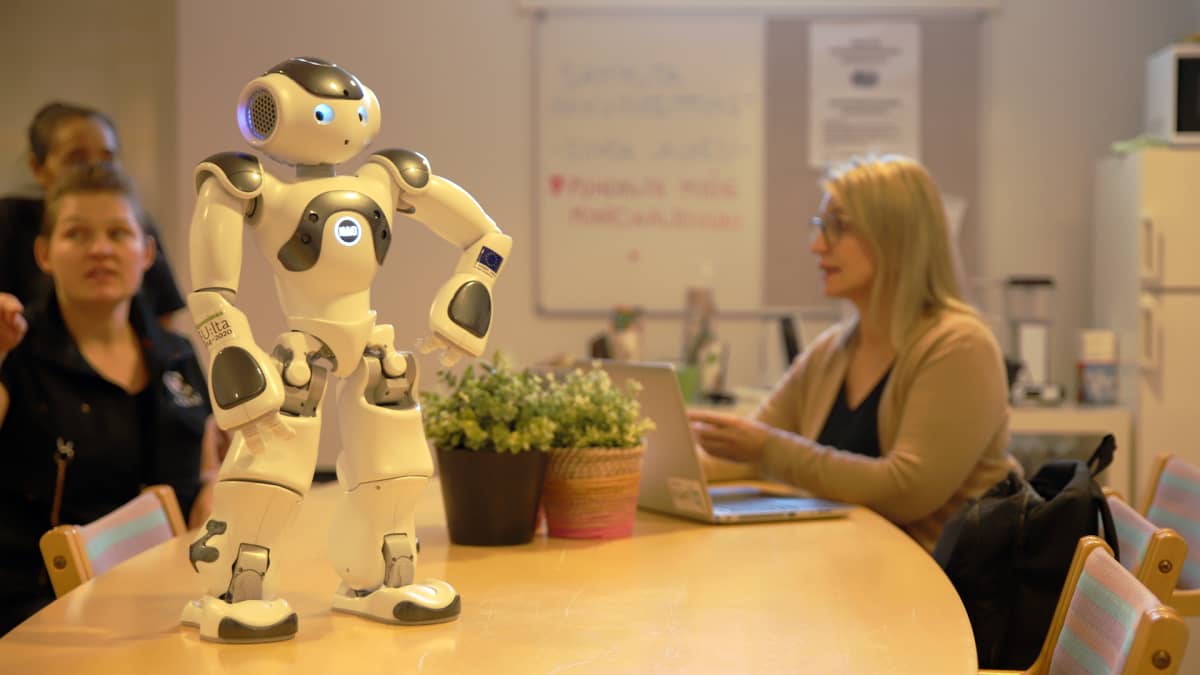 "Näytä minulle työväline ja toista perässä" – Välkky-robotti jaksaa opettaa suomea