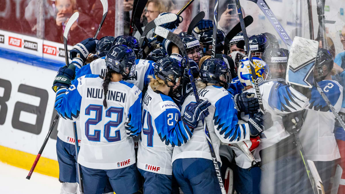 Suomi sai jatkoerässä kiekon maalin, ehti jo juhlia MM-kultaa ennen maalin hylkäystä