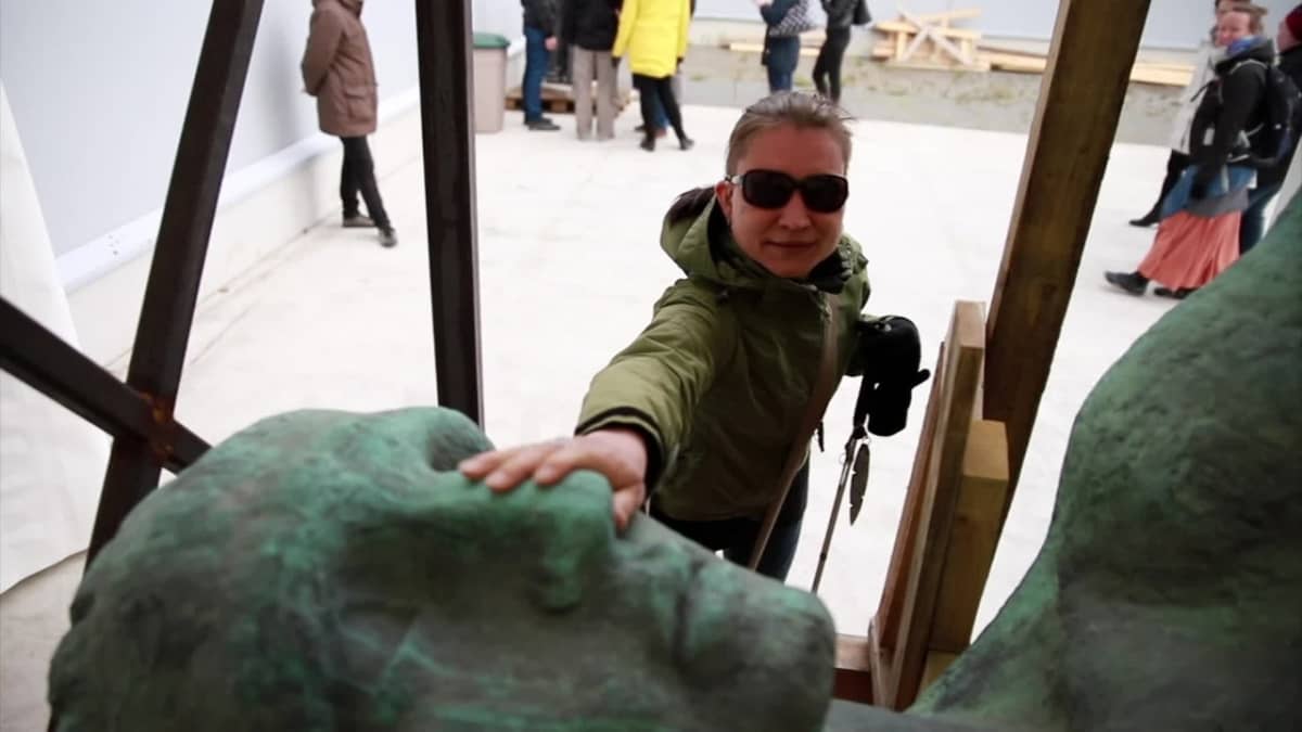 Näkövammaiset saivat poikkeuksellisen tilaisuuden tutustua Hämeensillan Pirkkalaispatsaisiin