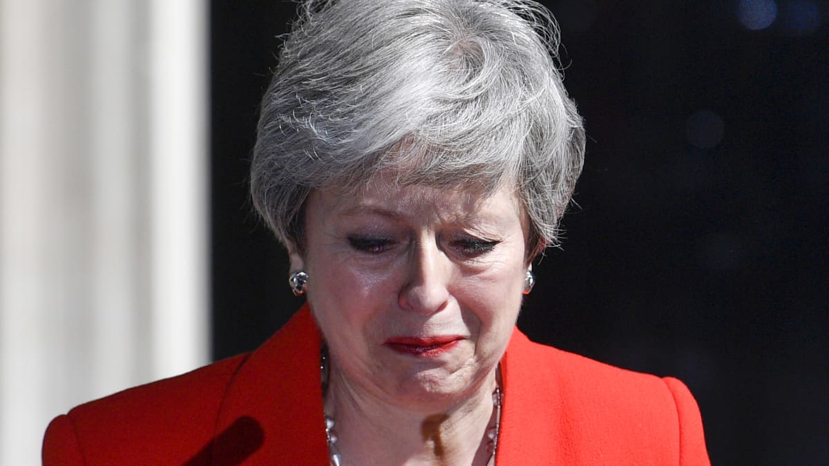 Iso-Britannian pääministeri purskahti itkuun ilmoittaessaan erostaan