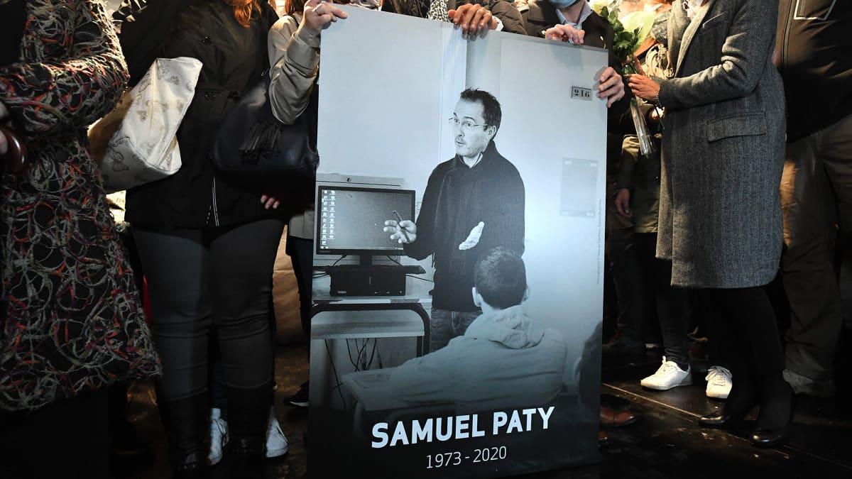 Ranskassa muistotilaisuus murhatun opettajan Samuel Patyn kunniaksi