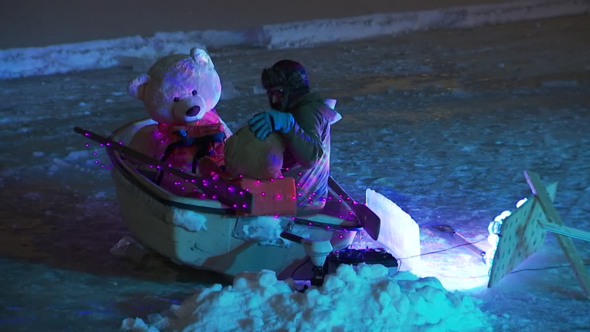 Samassa veneessä -valotaideteoksessa nallet juhlistavat ystävänpäivää soutaen ympyrää Kolera-altaassa
