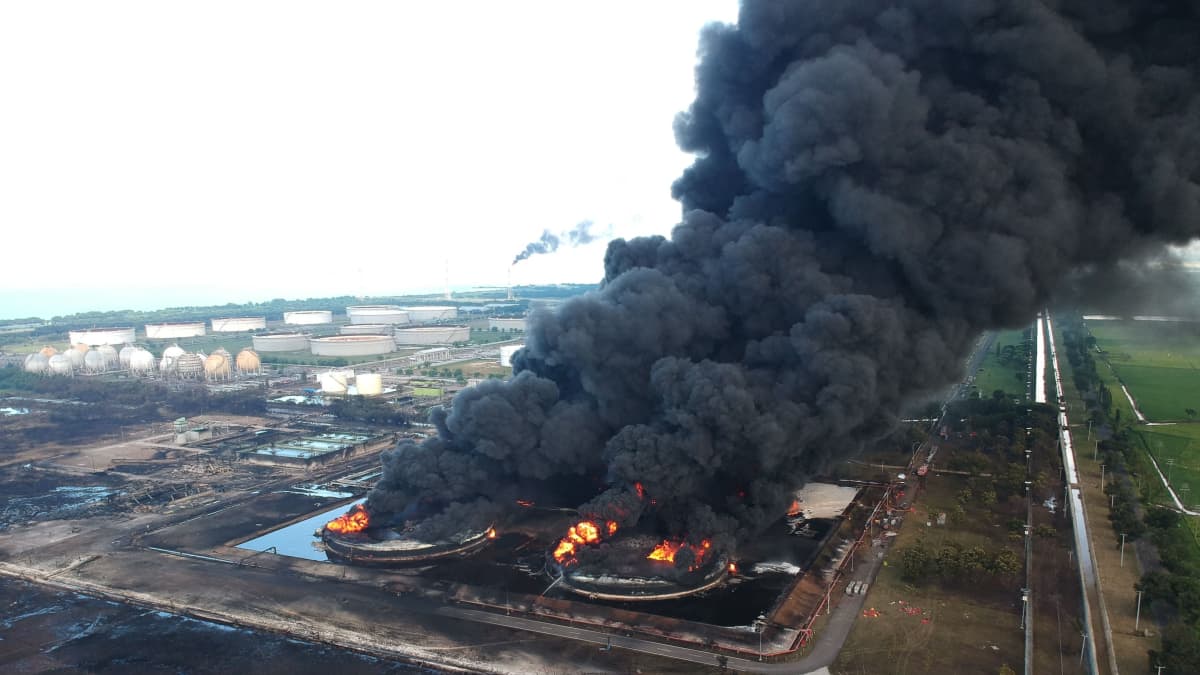 Valtava tulipalo öljynjalostamolla Indonesiassa – lähes tuhat evakuoitu |  Yle Uutiset