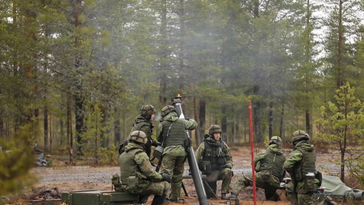 Suomen ja Ruotsin tykit ja heittimet ampuvat yli 7000 ihmisen  sotaharjoituksessa Lapissa – harjoitus tiivistää käytännön  puolustusyhteistyötä