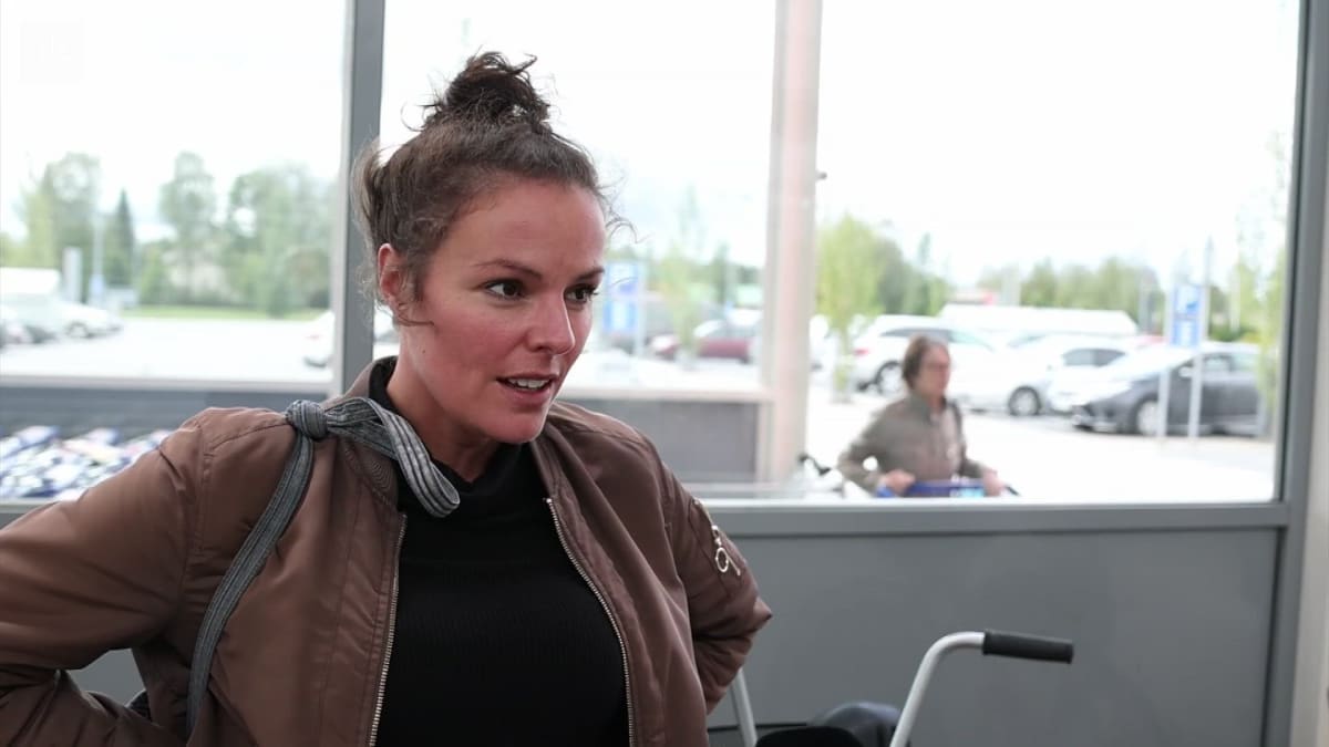 Viiden lapsen äiti Janette Hannusaari ei ole ottanut koronarokotetta, sillä ei halua hätiköidä. Toimittajana Elina Kaakinen, kuvaus Kalle Niskala.