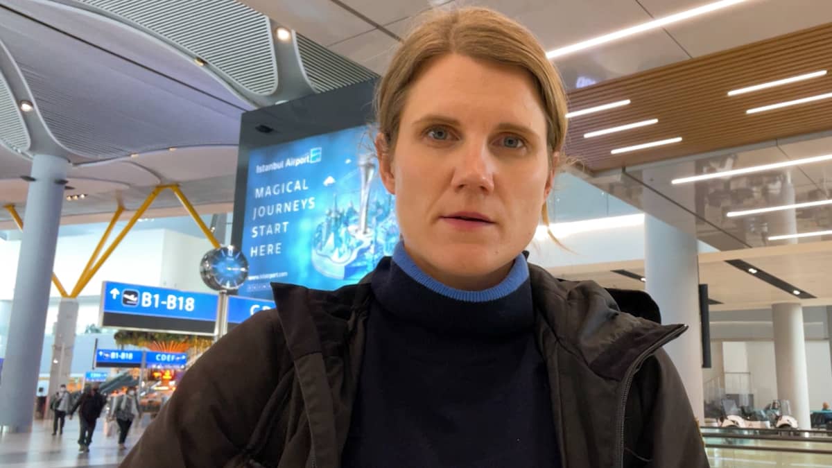 Ylen kirjeenvaihtaja Suvi Turtiainen tapasi Istanbulin lentokentällä irakilaisperheen, joka yrittää päästä Minskiin