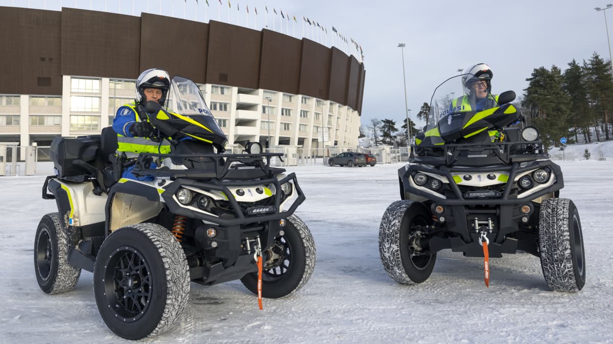 Helsingin poliisi liikkuu ketterästi mönkijöillä kaupungissa