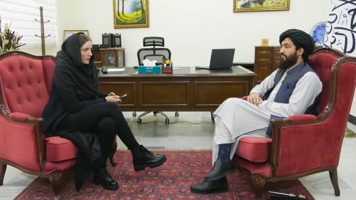Maija Liuhto haastattelee Talibanin ulkoministeriön tiedottajaa naisten oikeuksista Kabulissa, Afganistanissa tammikuussa 2022.