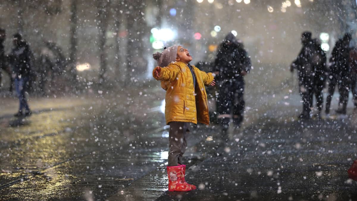Sankka lumipyry toi iloa Jerusalemin lapsille ja lisää kurjuutta Syyrian pakolaisille