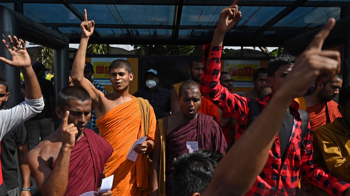 – Ranil, mene kotiin! protestoijat huusivat presidentin virka-asunnon ulkopuolella.