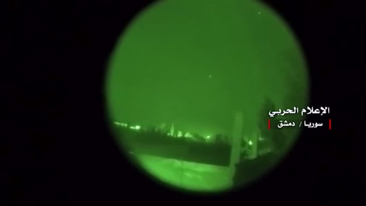 Uutisvideot: Syyrian televisio: Tältä näyttävät iskut Damaskoksen öisellä taivaalla