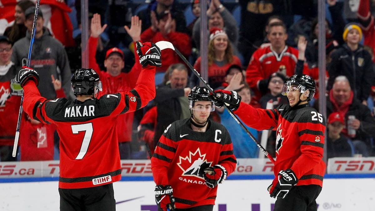 Kanadan pelaajat juhlivat kuvassa