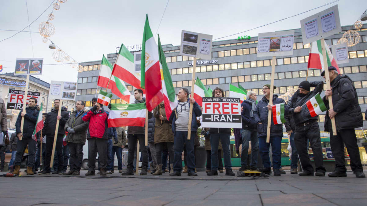 Suomessa asuvien iranilaisten mielenosoitus Kolmen sepän aukiolla Helsingissä.