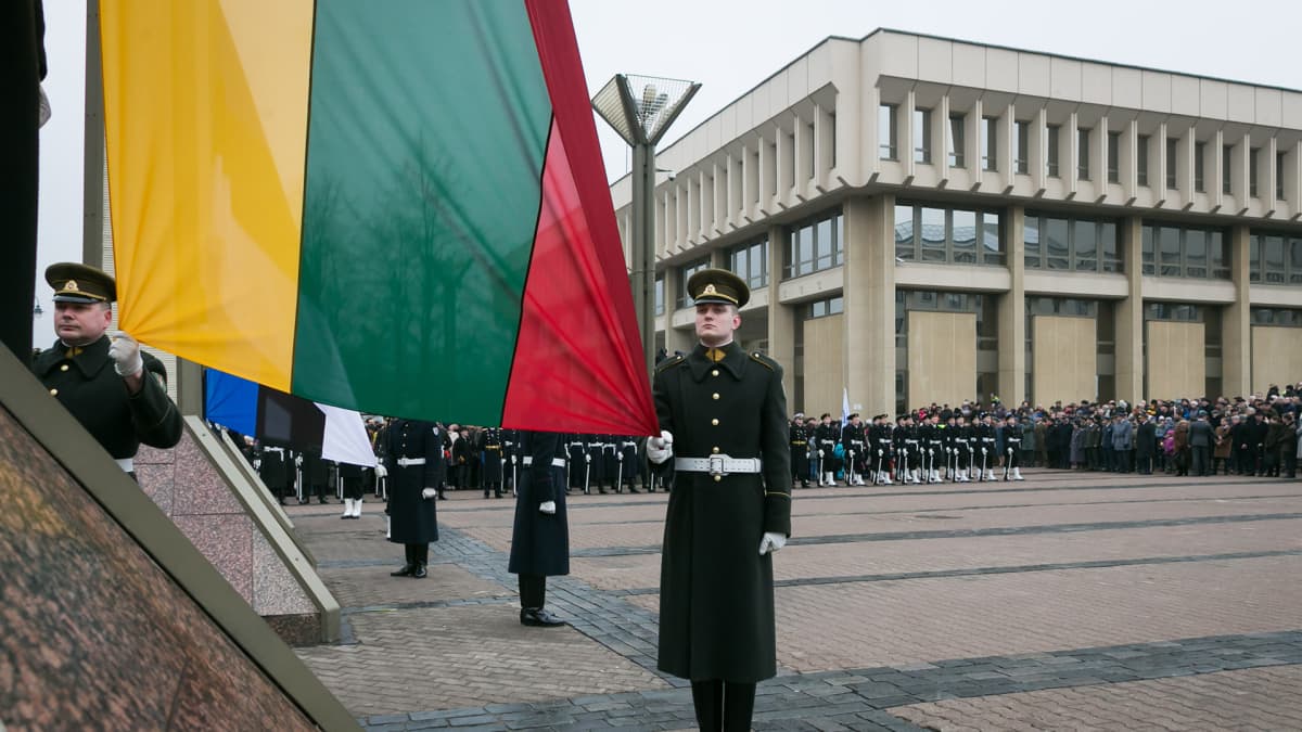 Liettuan lippua nostetaan salkoon.