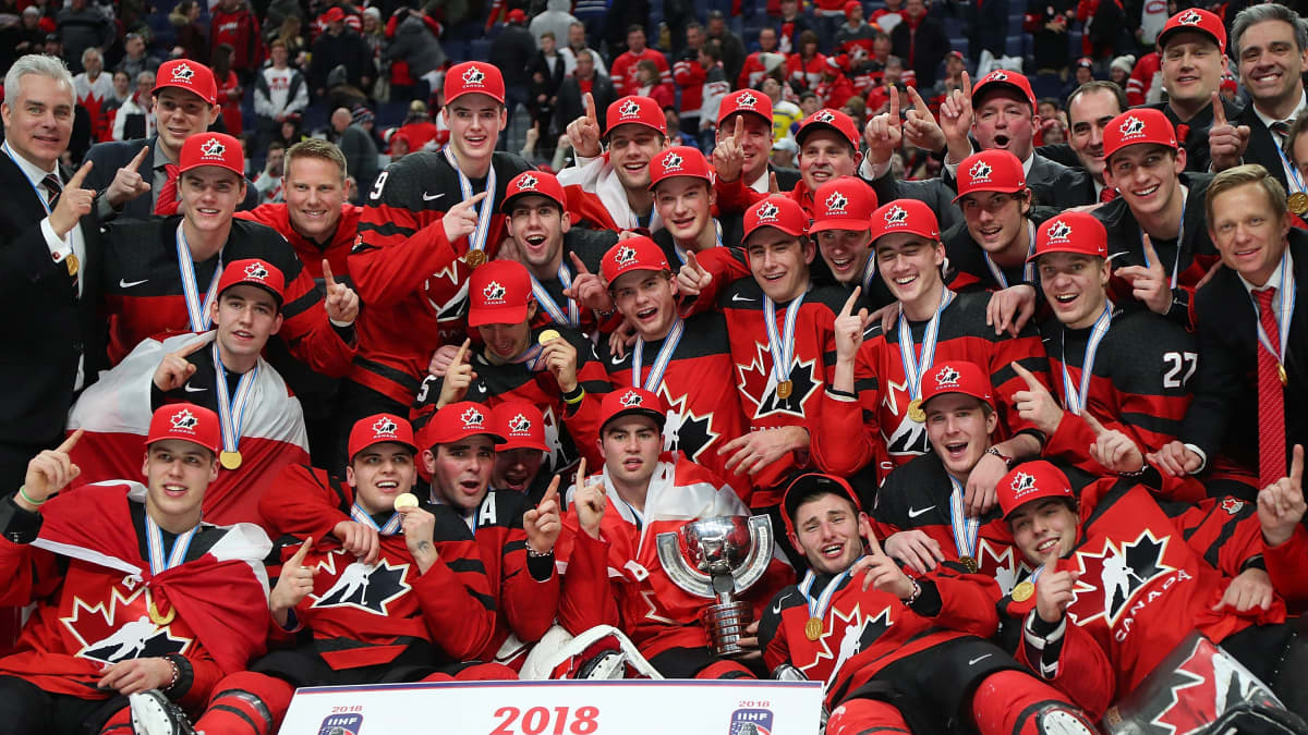 Kanadan mestaruusjoukkue poseeraa kameralle jäällä.