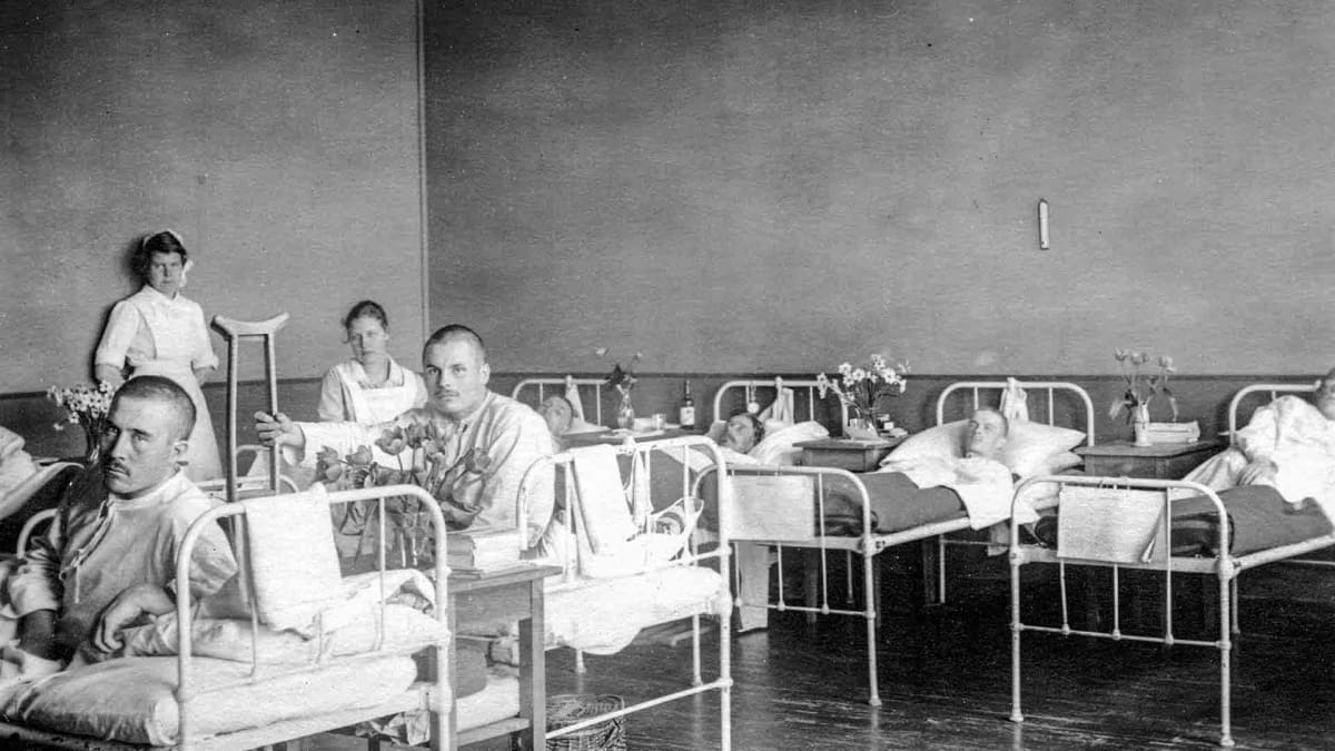 Sisällissodassa haavoittuneita makaa Punaisen ristin sairaalassa.