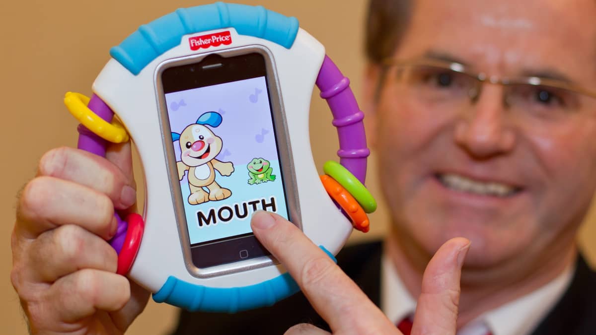 Leiki tällä. Yhdysvaltalainen leluvalmistaja Mattel esitteli vuonna 2012 iPhonelle tarkoitetun suojuksen, jonka avulla pikkulapset voivat käyttää helposti särkyvää puhelinta.