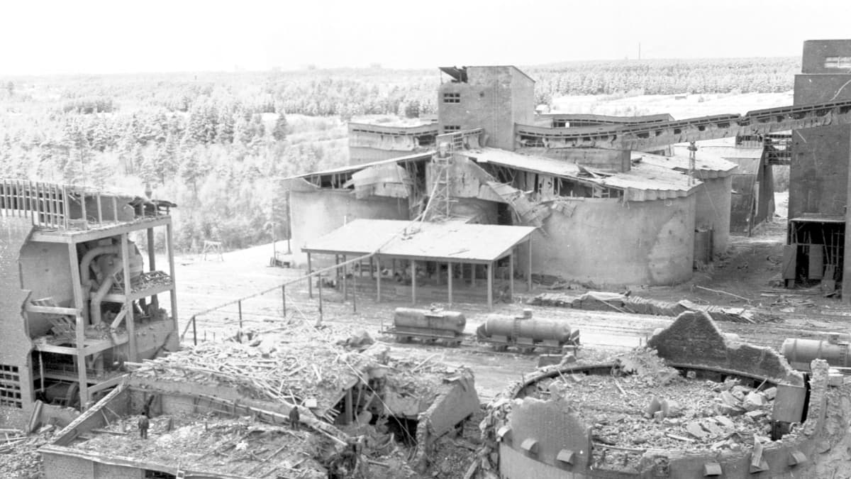 Typpi Oy:n räjähdys tuhosi kahdeksankerroksisen salpietariosaston ja sen vieressä olleen tornin maantasalle. (kuva otettu 10.1.1963  päivä räjähdyksen jälkeen)