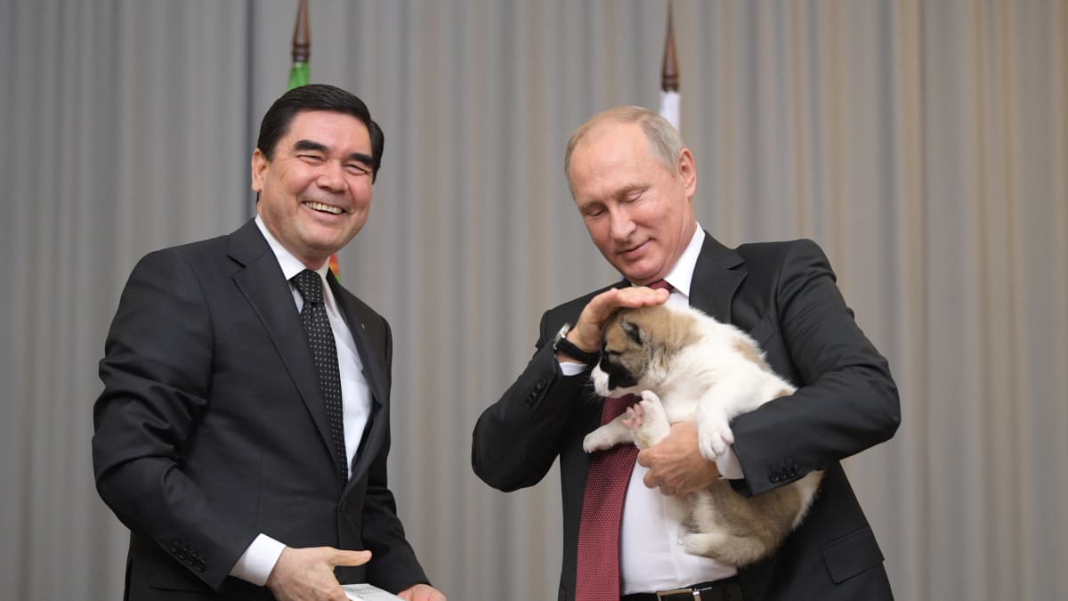 Turkmenistanin presidentti lahjoitti koiran Venäjän presidentille