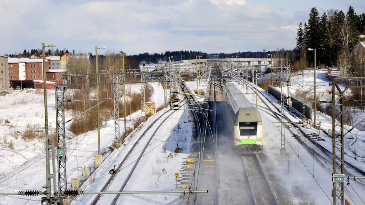 InterCity-juna pääradalla  Keravalla.