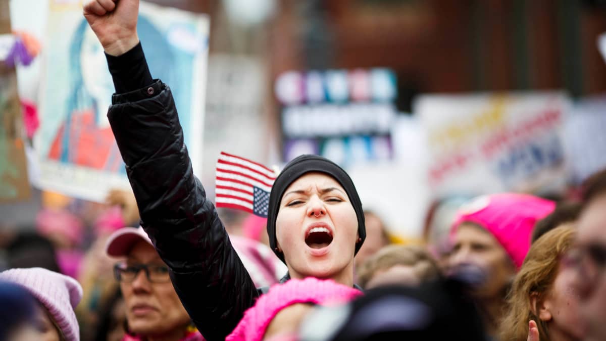 Mielenosoittaja Naisten marssilla Washingtonissa vuosi sitten.